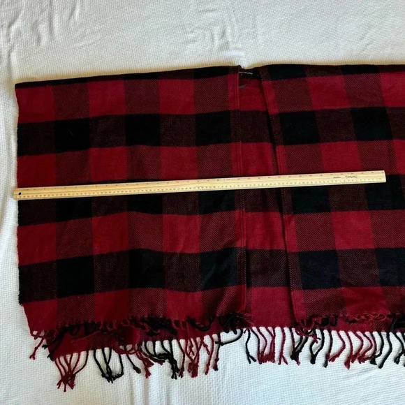 Abercrombie & Fitch blanket scarf poncho red black women’s cozy timeless holiday - Picture 7 of 8